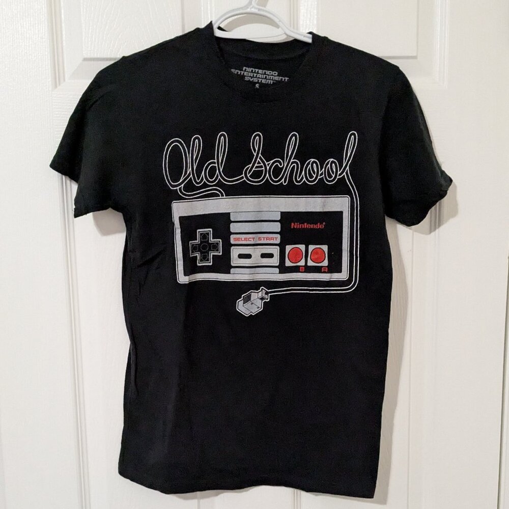 Nintendo unisex 'Old School' NES controller graphic tee size small